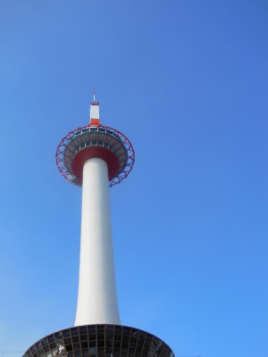 京都タワーと春の空